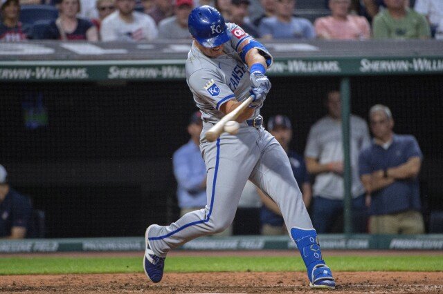 Royals’ Hunter Renfroe fractures left big toe after fouling off 2 pitches from Carlos Rodón