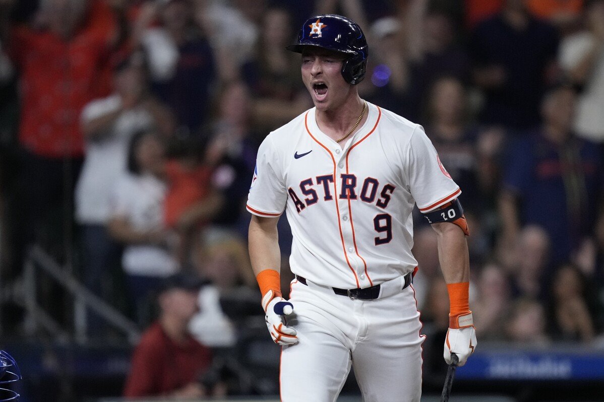 Astros capitalize on two mistakes in the eighth inning to defeat the Royals 6-3