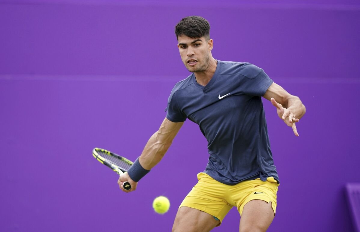 Alcaraz kicks off grass-court season with victory over Cerundolo at Queen’s Club