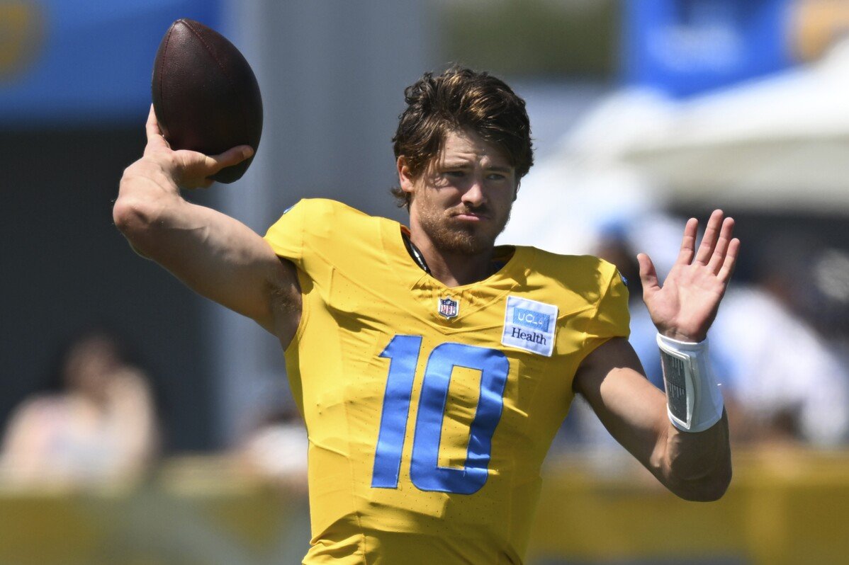 Chargers QB Justin Herbert to Miss Next 2 Weeks Due to Right Foot Injury