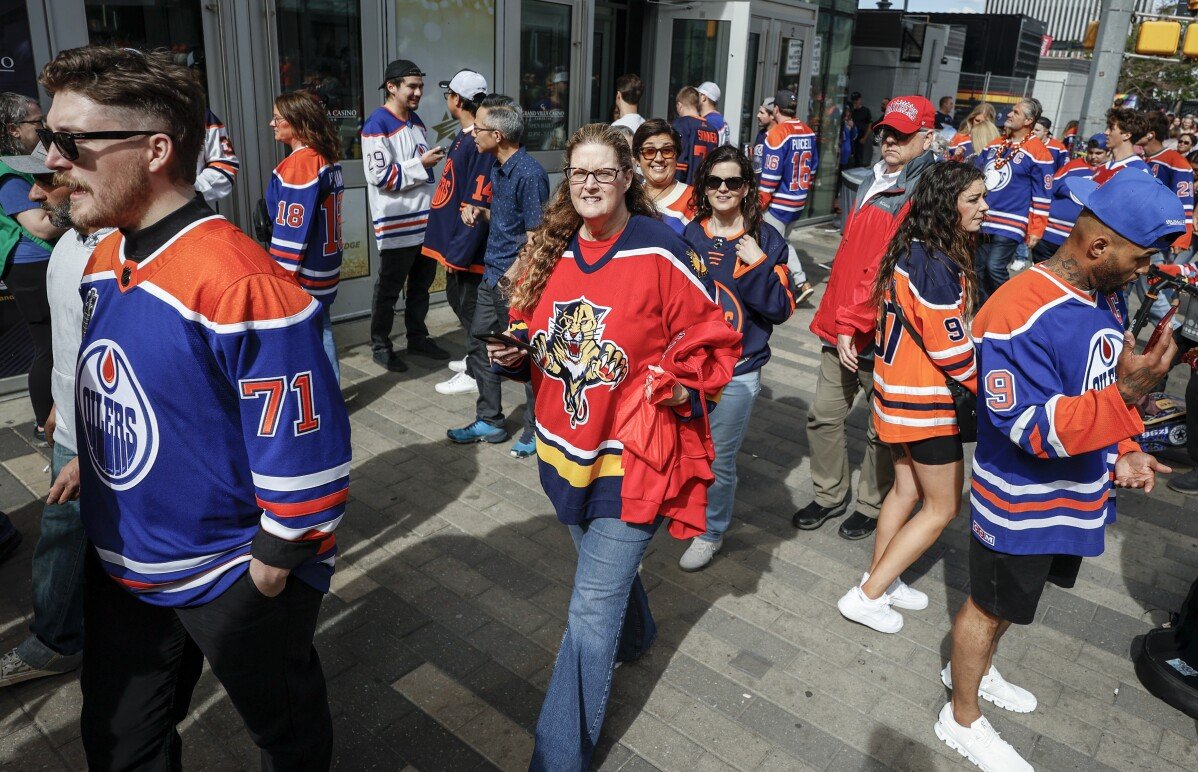 Shania Twain Energizes Edmonton Crowd Before Game 4 of the Stanley Cup Final