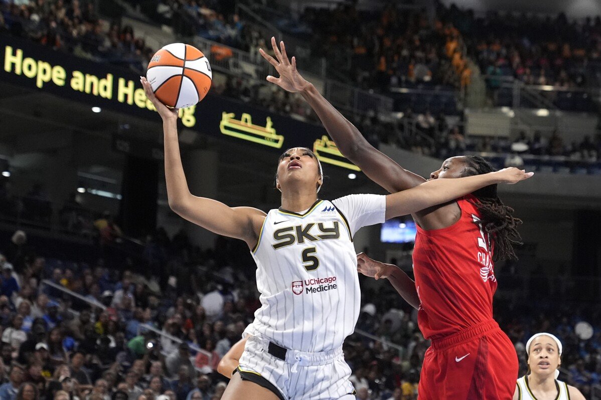 Angel Reese completes her 14th consecutive double-double in the final moments as the Sky defeat the Dream